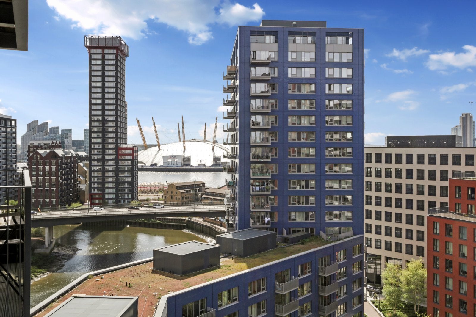 Flat Botanic Square in Greater London
