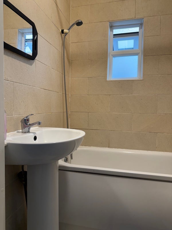 Room Burley Road in Greater London