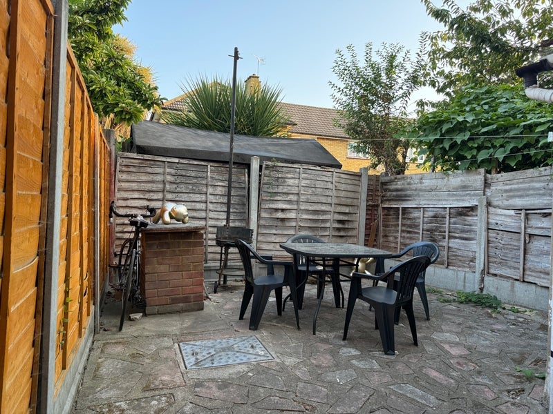 Room Burley Road in Greater London