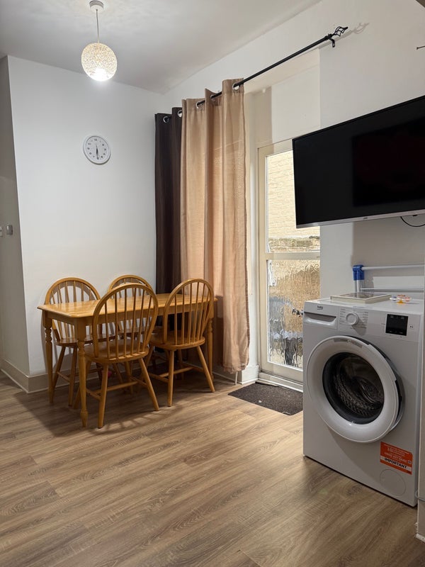 Room Burley Road in Greater London