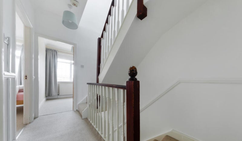 Room Larbert Road in Greater London