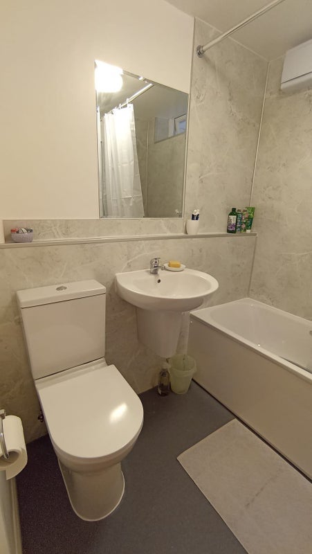 Room Clarendon Road in Greater London
