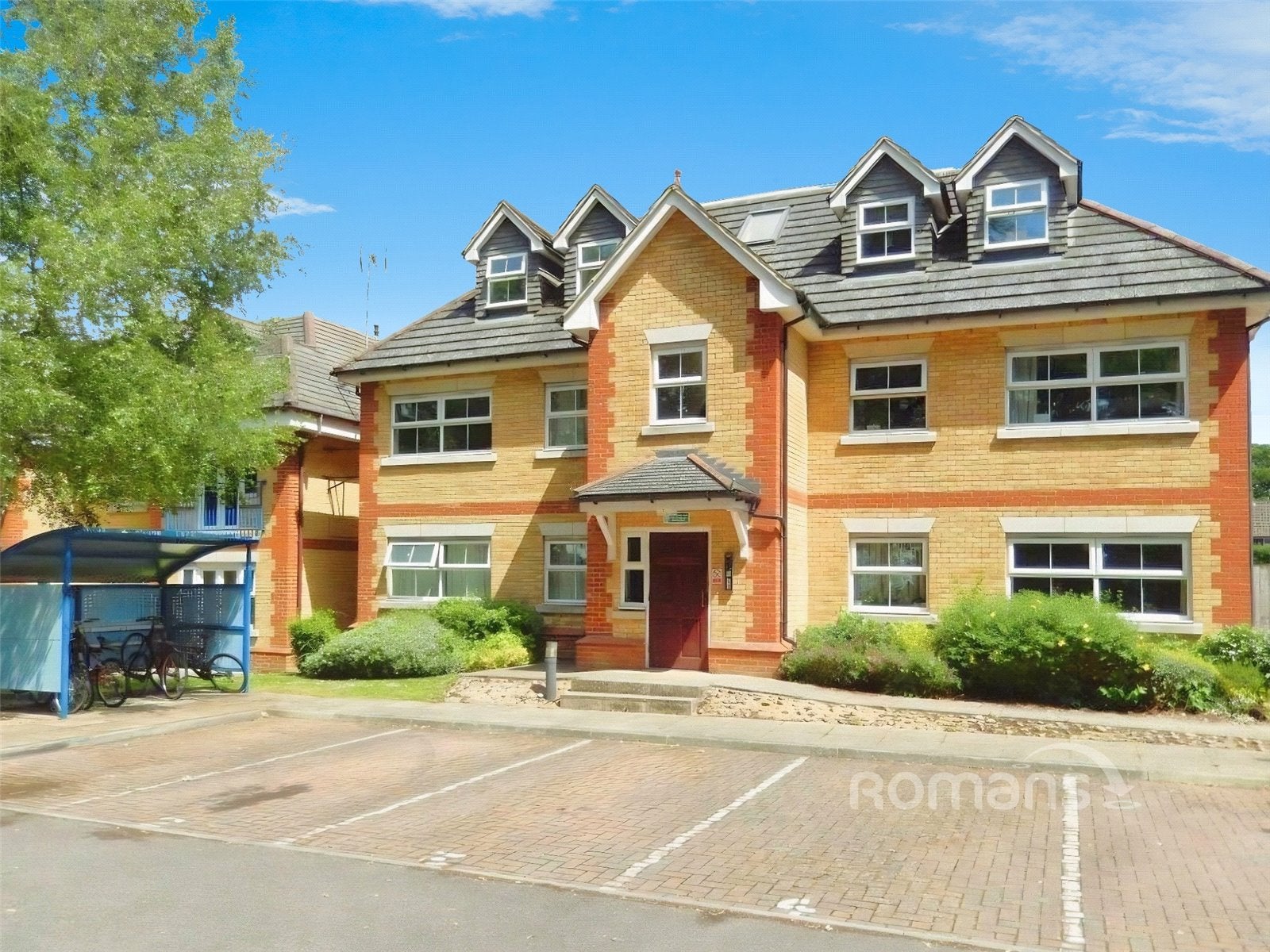 Flat Farnborough Road in Rushmoor
