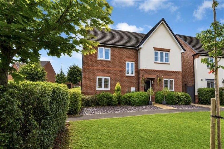 House Medway Walk in Holmes Chapel