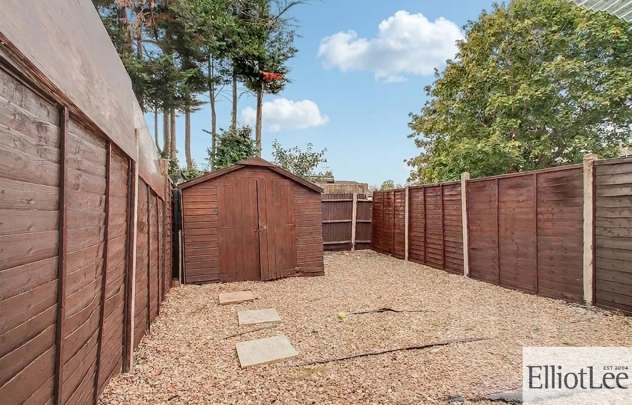 Flat Hindhead Gardens in Greater London