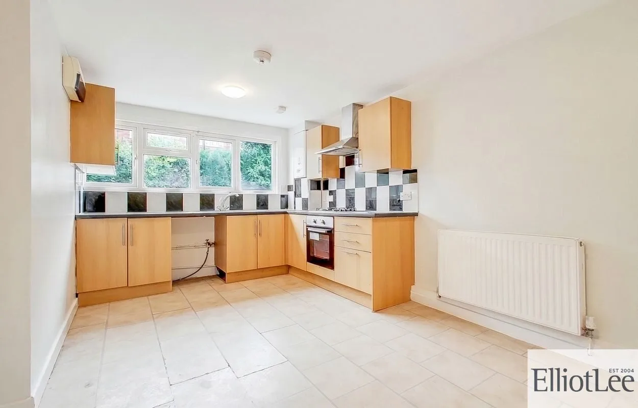 Flat Hindhead Gardens in Greater London
