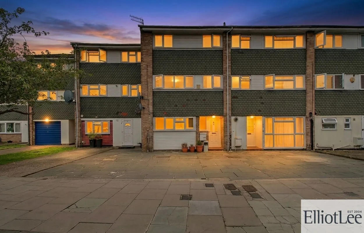 Flat Hindhead Gardens in Greater London