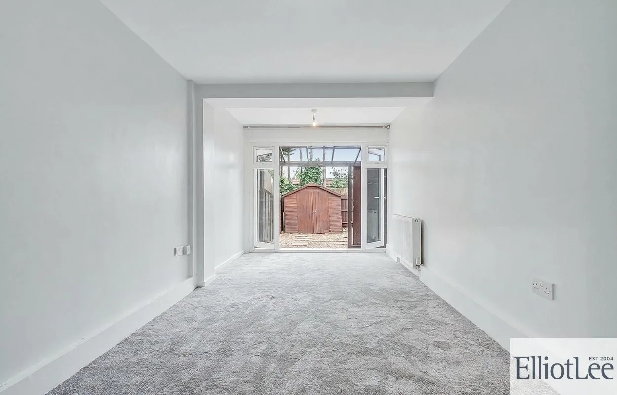 Flat Hindhead Gardens in Greater London
