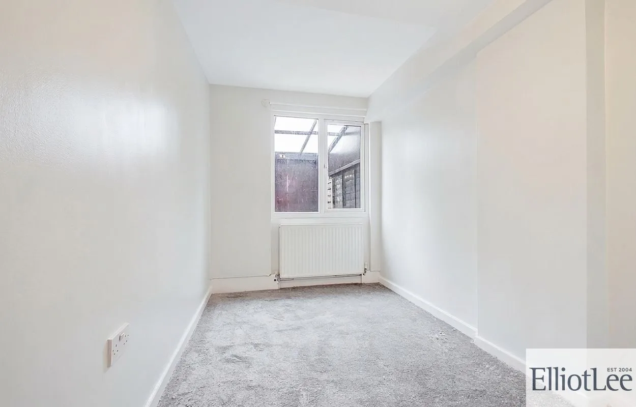 Flat Hindhead Gardens in Greater London