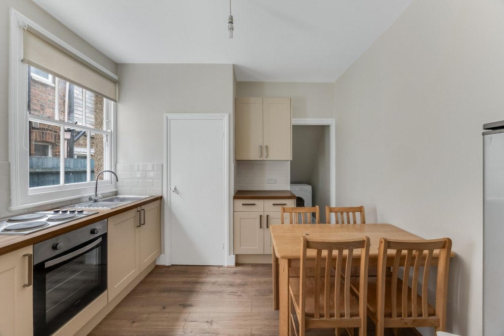 Flat Squires Lane in Greater London