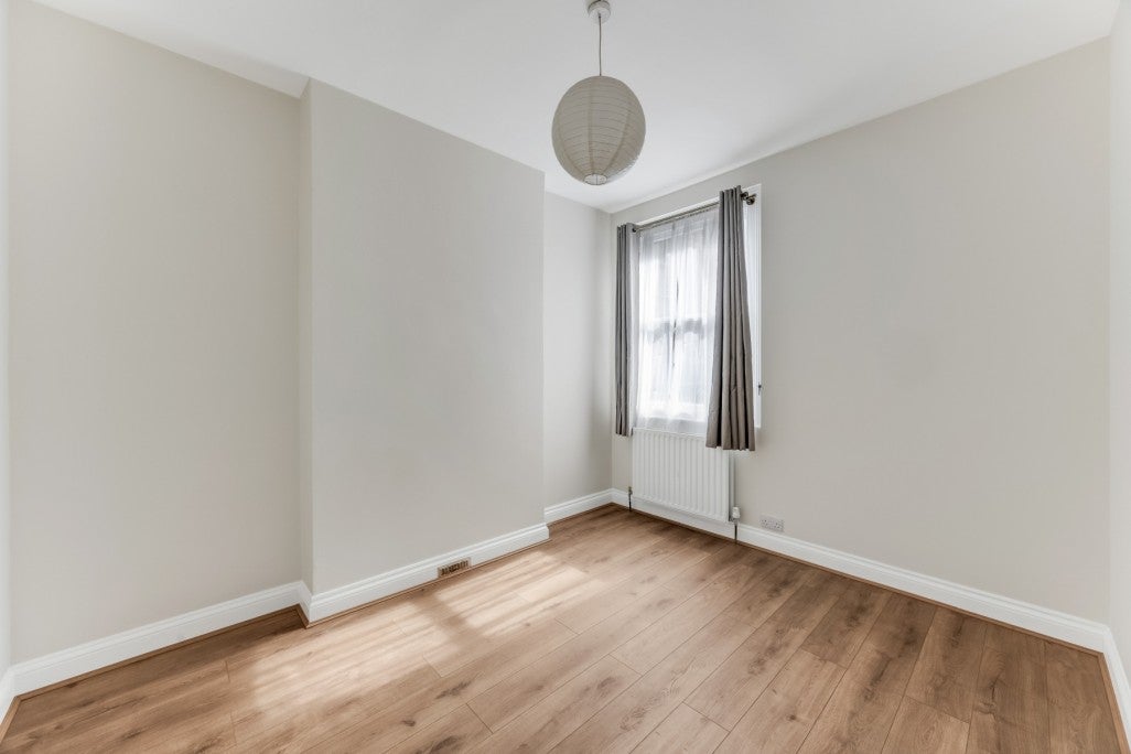 Flat Squires Lane in Greater London