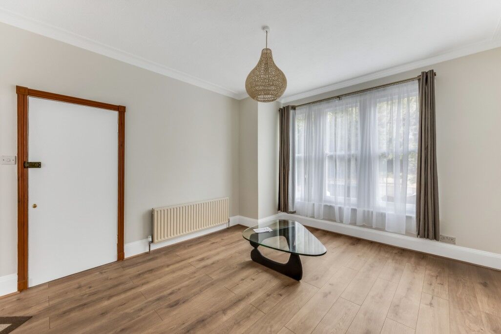 Flat Squires Lane in Greater London