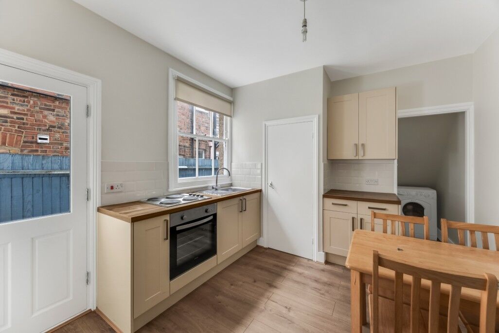 Flat Squires Lane in Greater London