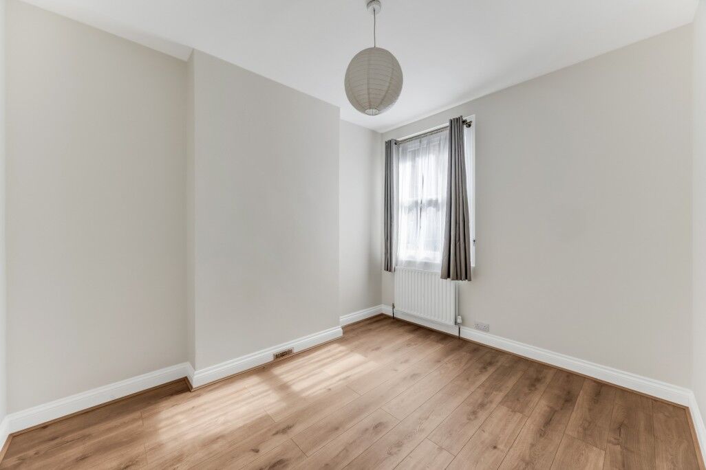 Flat Squires Lane in Greater London