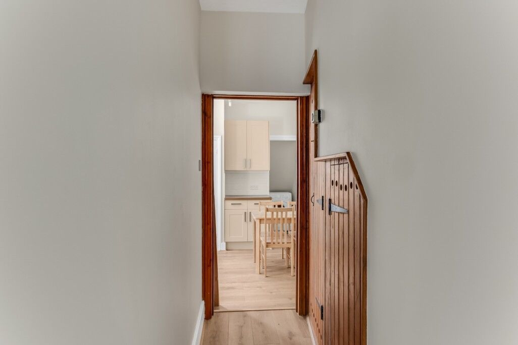 Flat Squires Lane in Greater London