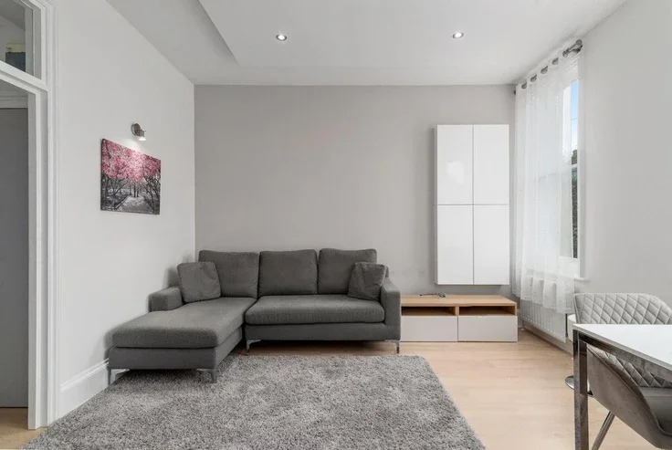 Flat Lindore Road in Greater London