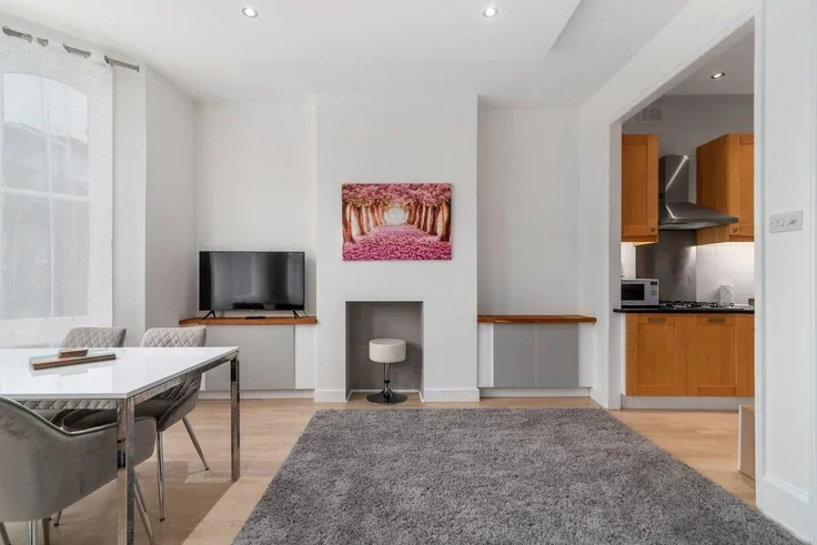 Flat Lindore Road in Greater London