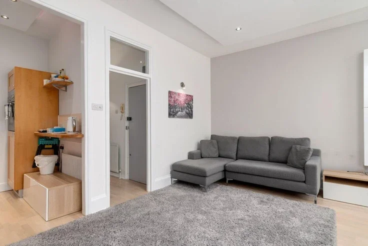 Flat Lindore Road in Greater London