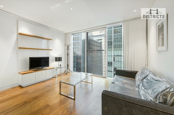 Flat Ropemaker Street in City of London