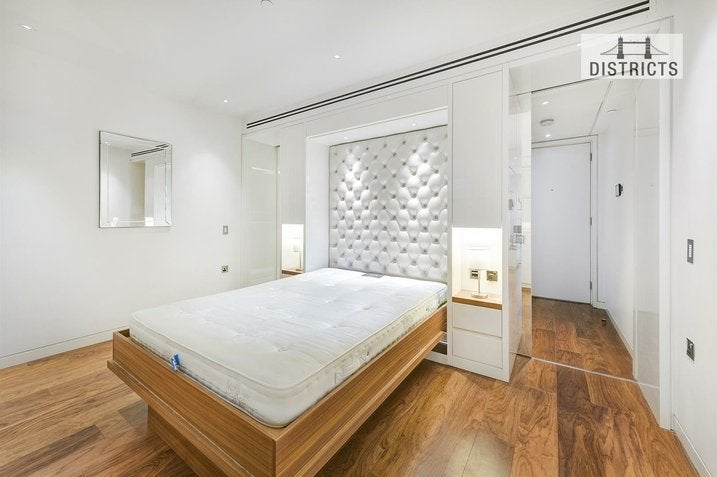Flat Ropemaker Street in City of London