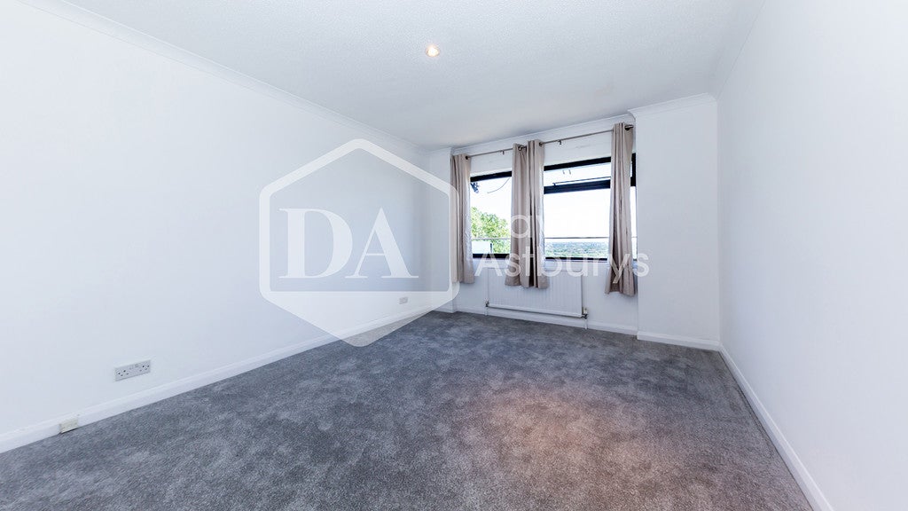 Flat Hillfield Park in Greater London