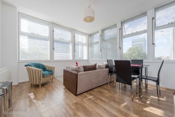 Flat Newington Causeway in London