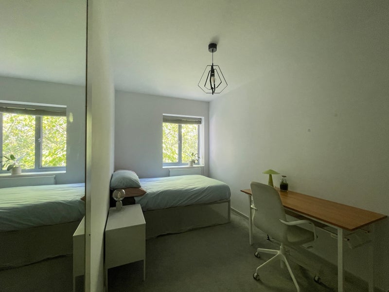Room Fairbridge Road in Greater London
