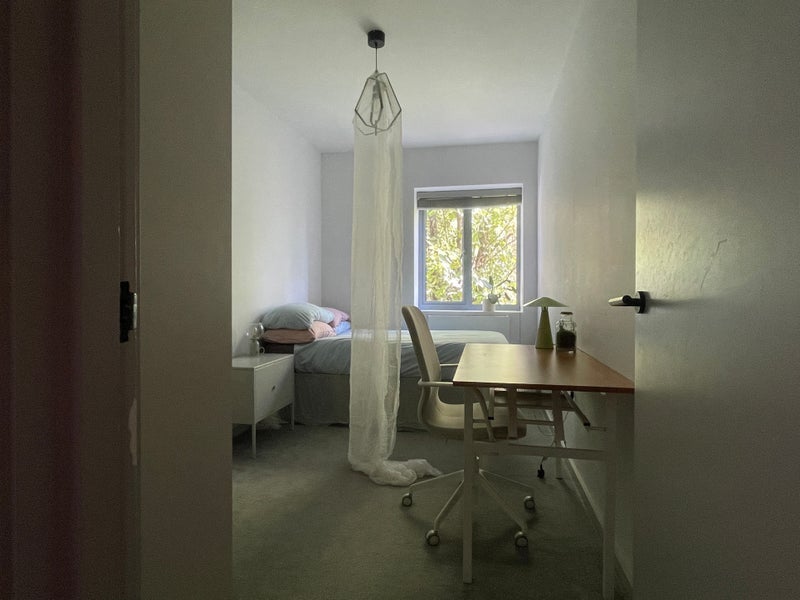 Room Fairbridge Road in Greater London