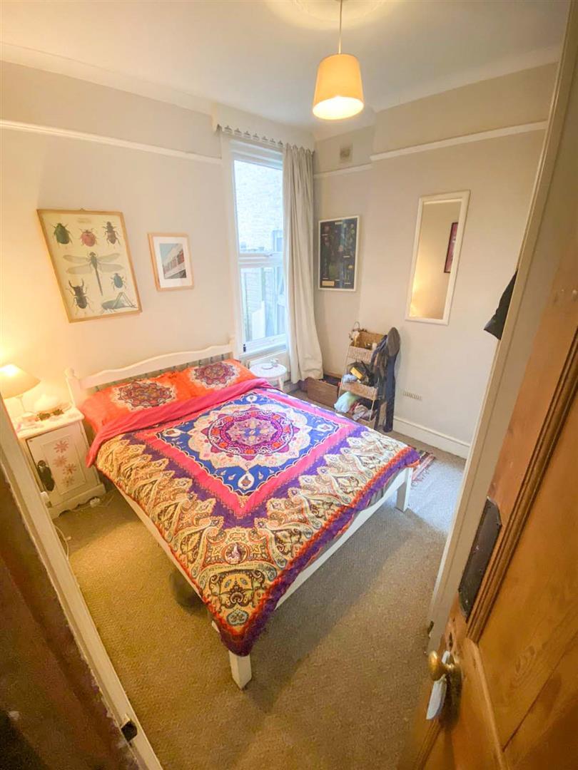 Flat Warren Road in Greater London