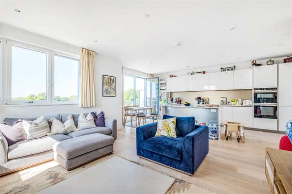 Flat Broom Road in Greater London