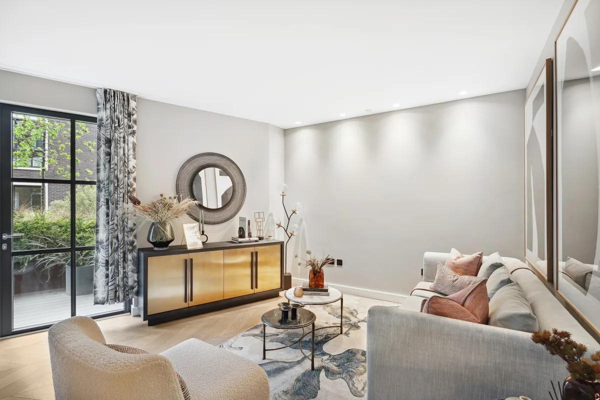 Flat Cleveland Street in Greater London