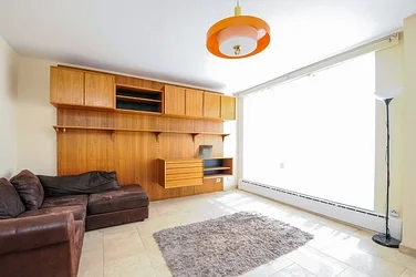 Flat Renfrew Road in Greater London
