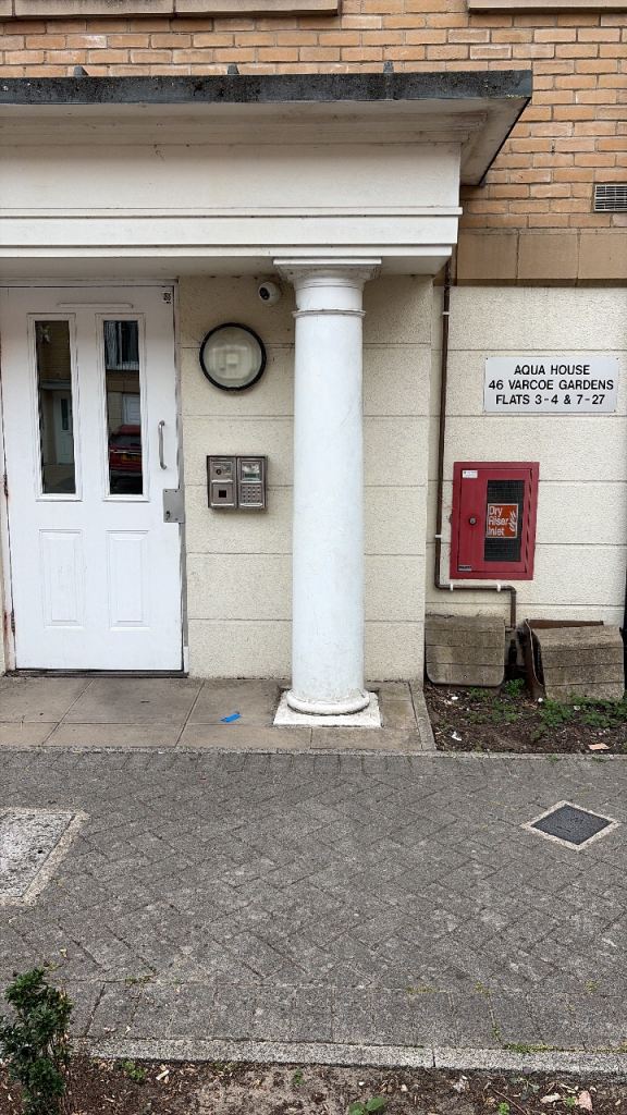 Flat Varcoe Gardens in Greater London