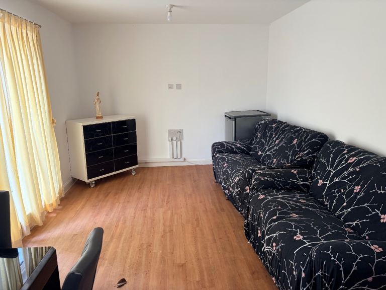 Flat Varcoe Gardens in Greater London