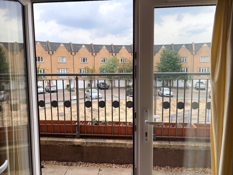 Flat Varcoe Gardens in Greater London