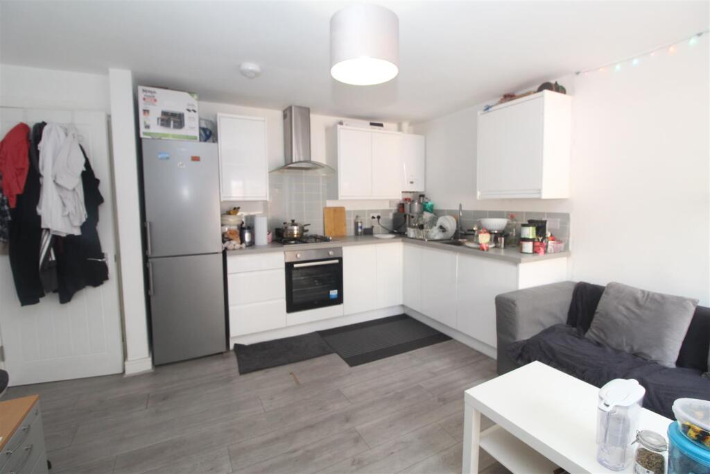 Flat Parkfield Place in Cardiff