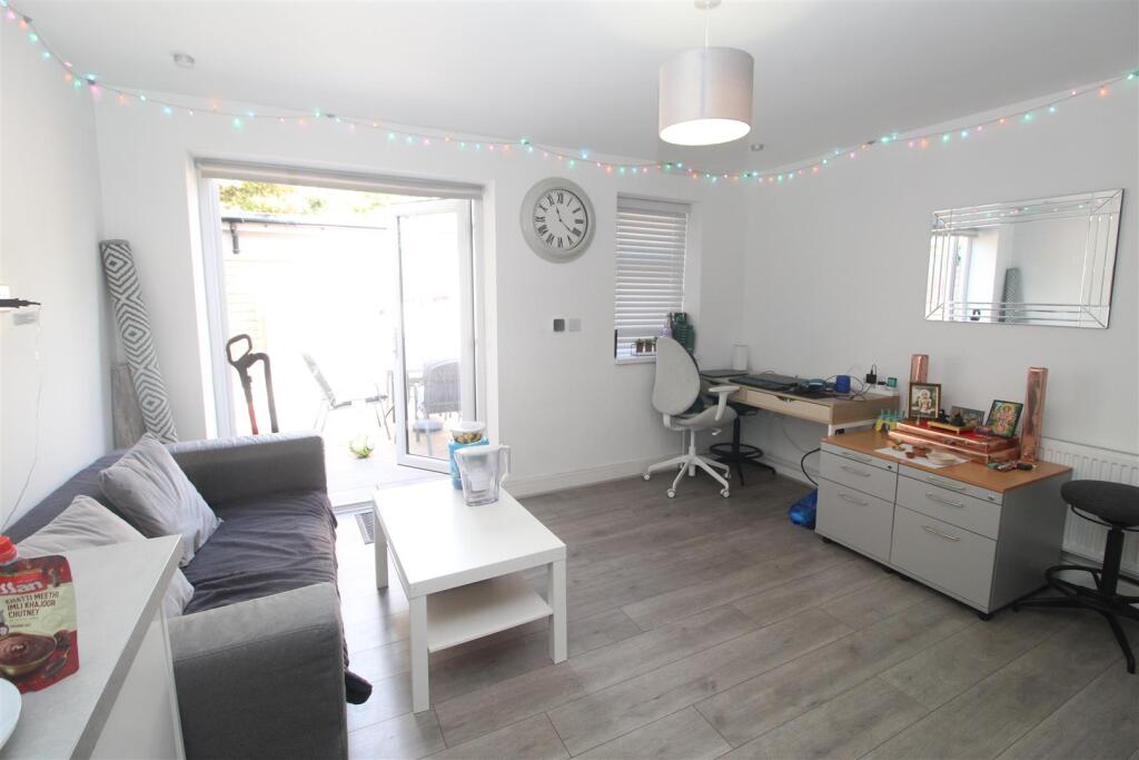 Flat Parkfield Place in Cardiff