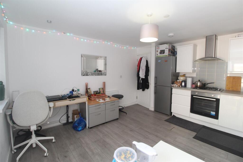 Flat Parkfield Place in Cardiff