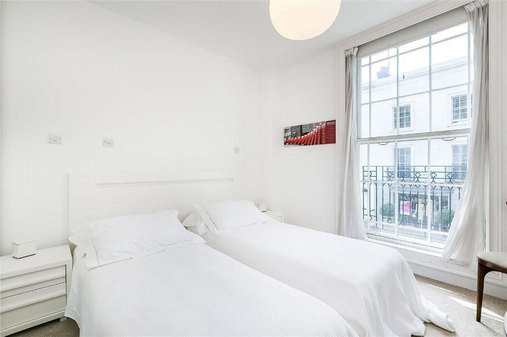 Flat Beauchamp Place in Greater London