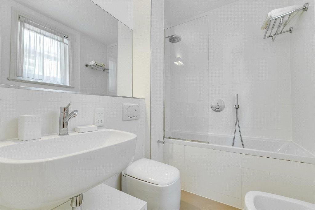 Flat Beauchamp Place in Greater London