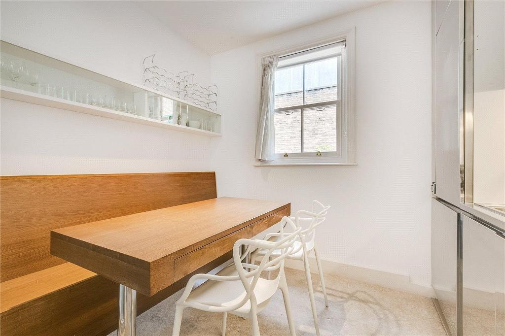 Flat Beauchamp Place in Greater London