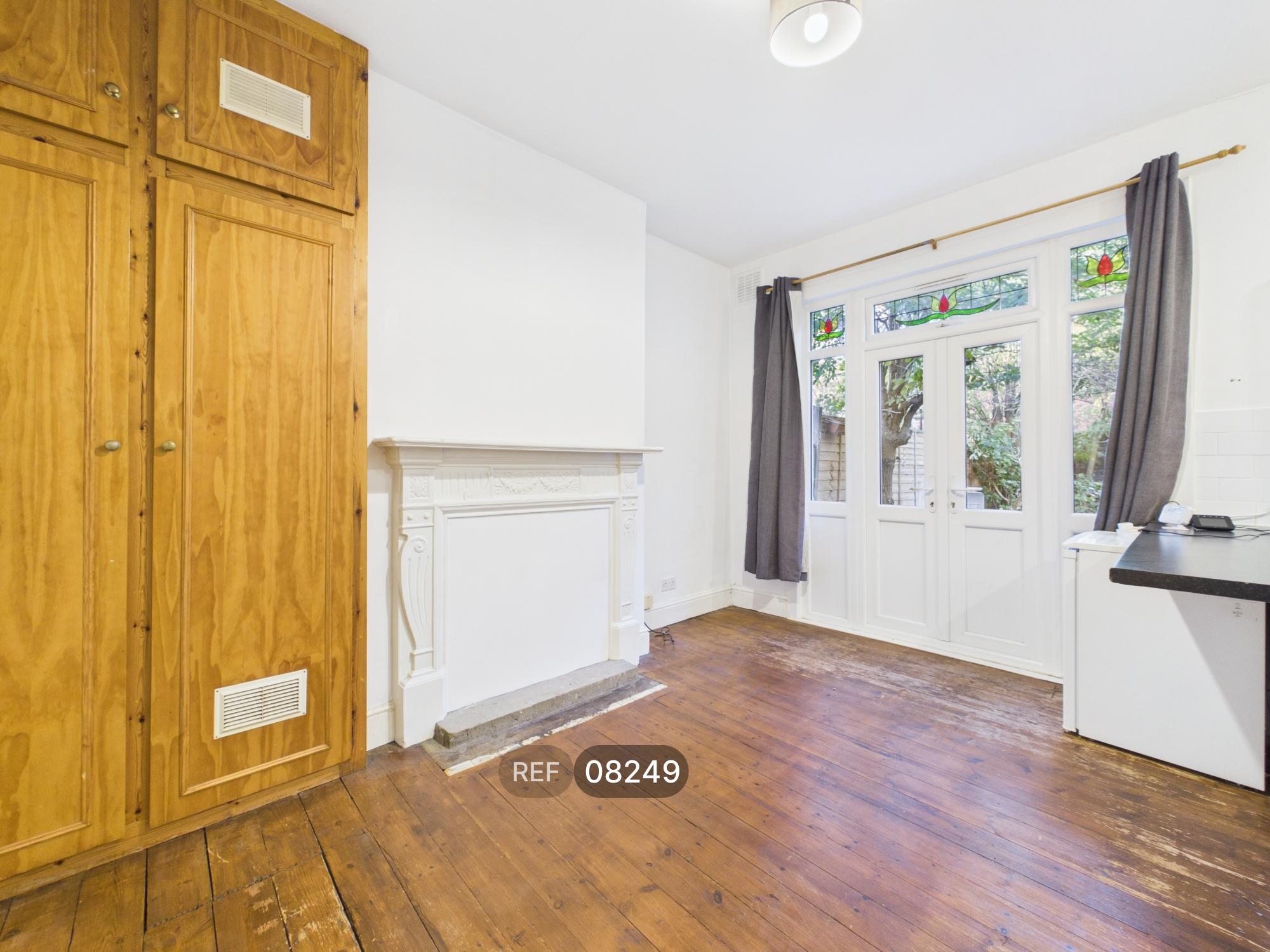 Flat Beverstone Road in Greater London