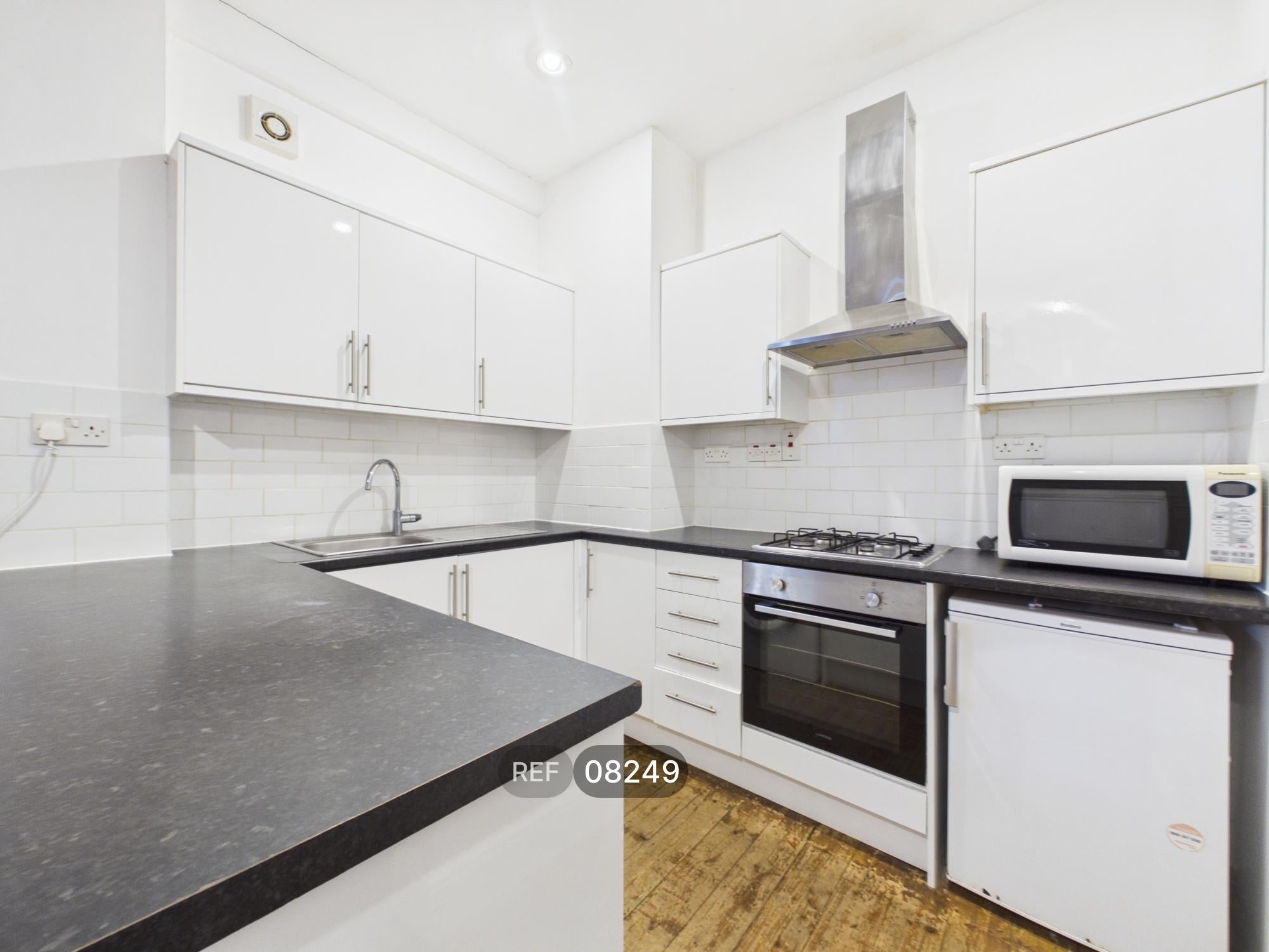 Flat Beverstone Road in Greater London