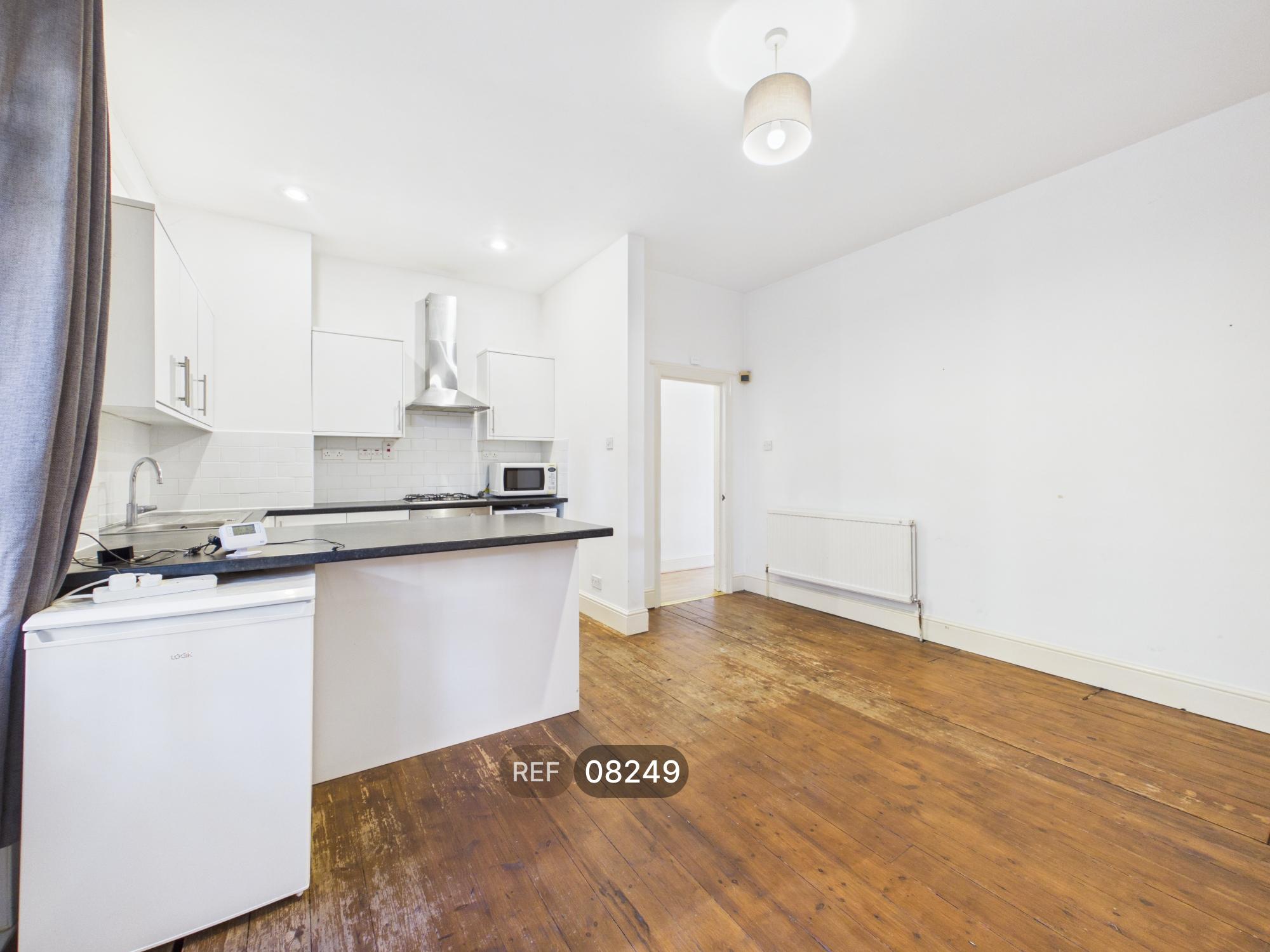 Flat Beverstone Road in Greater London