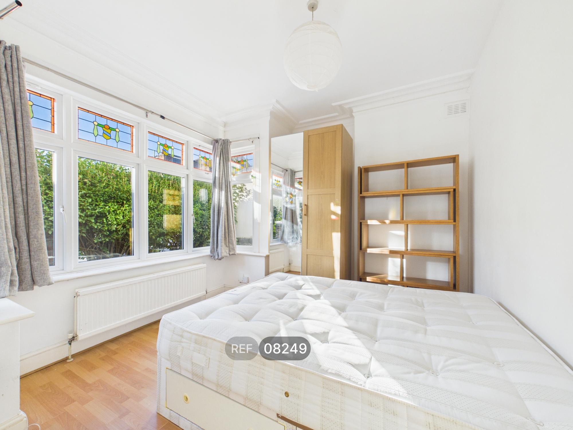 Flat Beverstone Road in Greater London