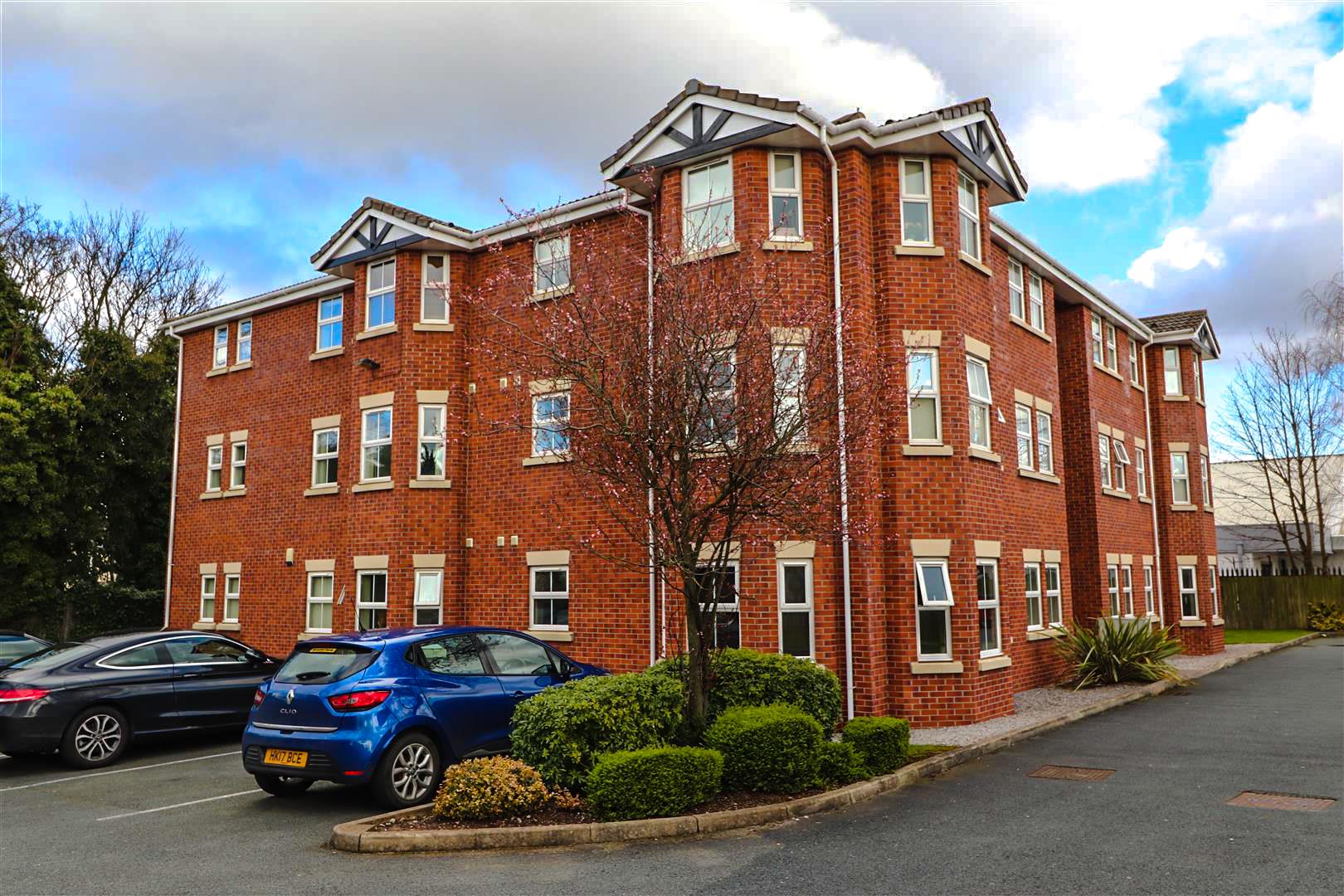 Flat Ashfield Gardens in Warrington