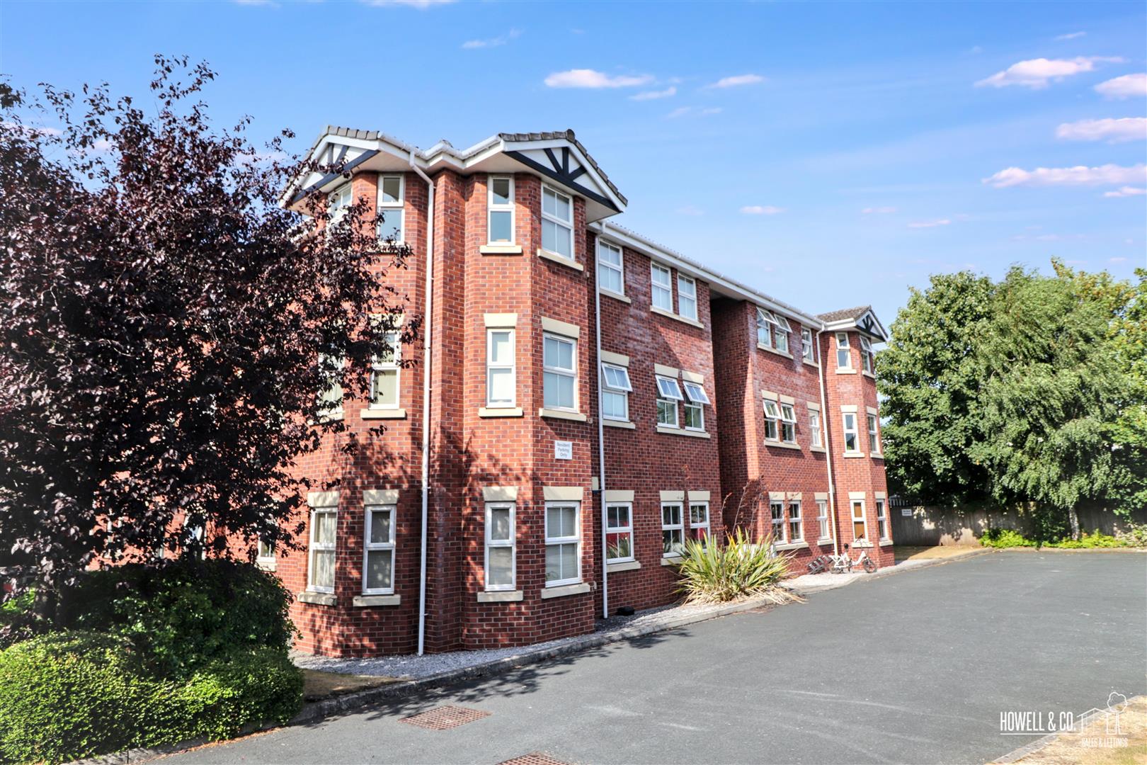 Flat Ashfield Gardens in Warrington