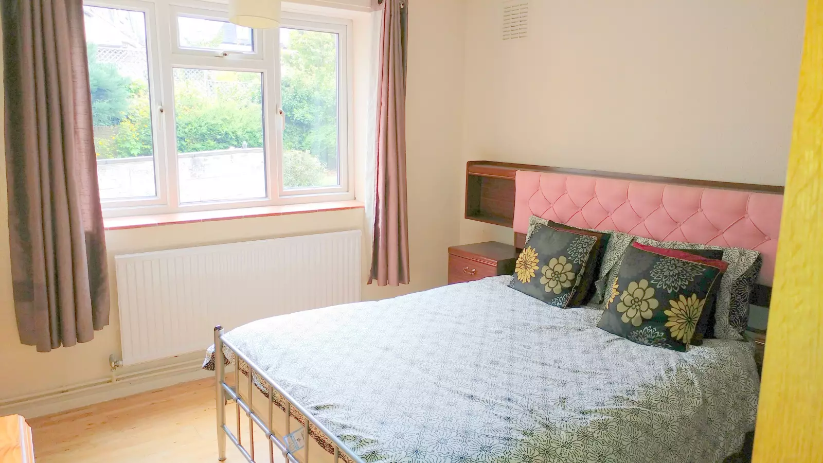 Flat Lebanon Gardens in Greater London