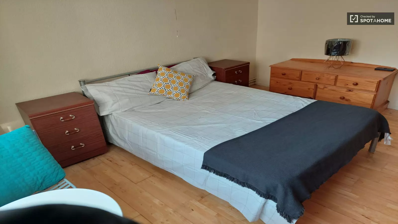 Flat Lebanon Gardens in Greater London