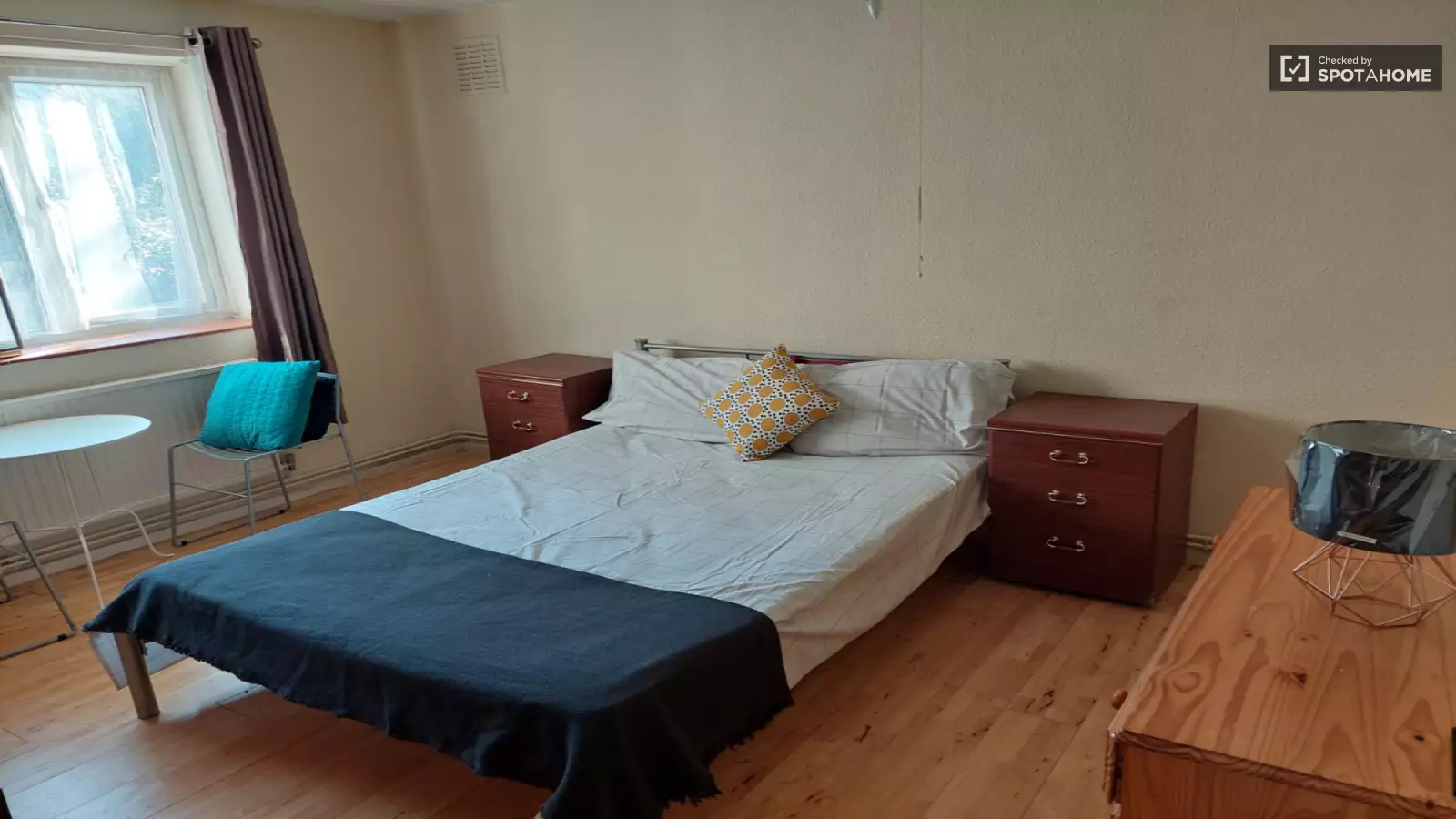 Flat Lebanon Gardens in Greater London